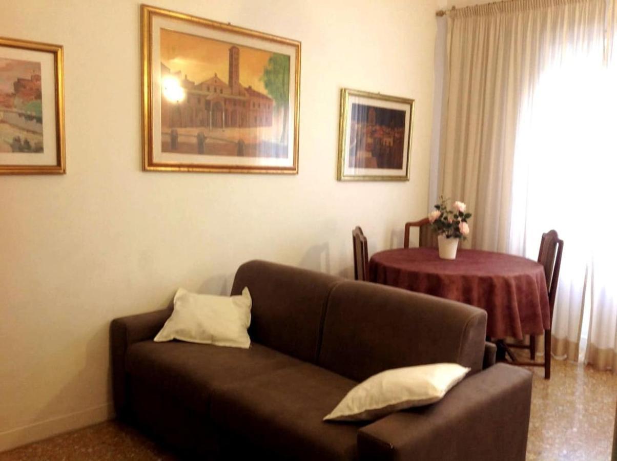 Priscilla & Parking At St Peter Basilica +free Calls To Usa, Canada, China * Rom