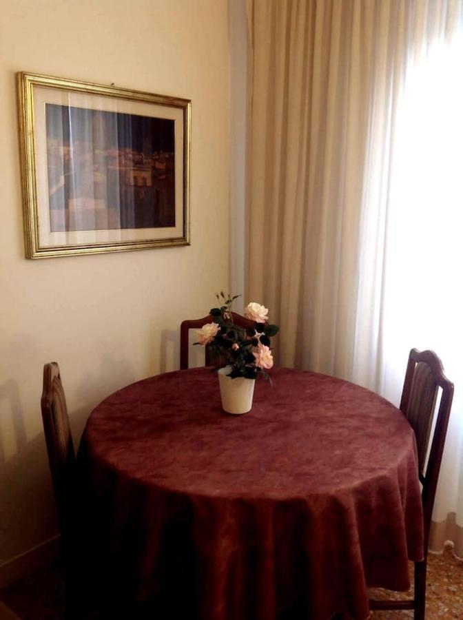 Priscilla & Parking At St Peter Basilica +free Calls To Usa, Canada, China *