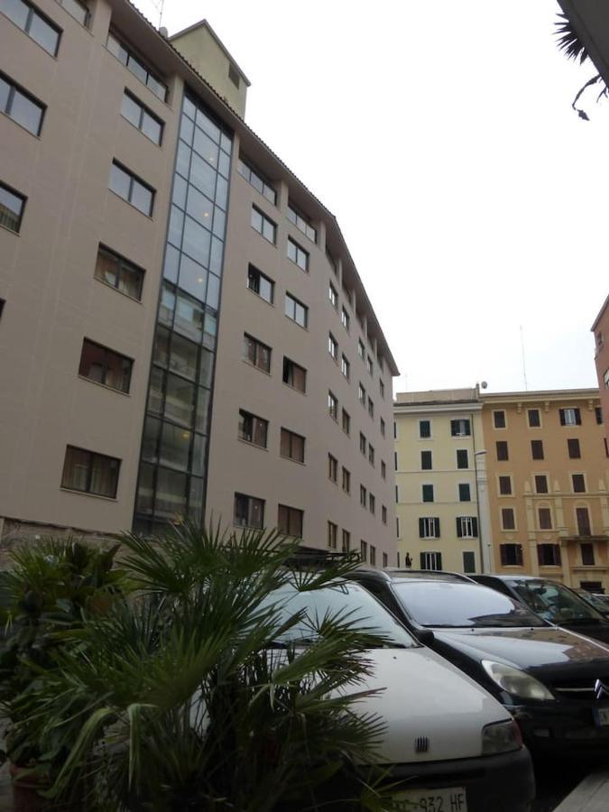 Priscilla & Parking At St Peter Basilica +free Calls To Usa, Canada, China * Rom